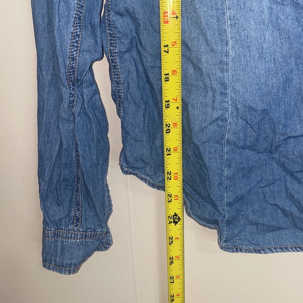 🪼Adorable Faux Jean Button up top Size Large! - Picture 5 of 6